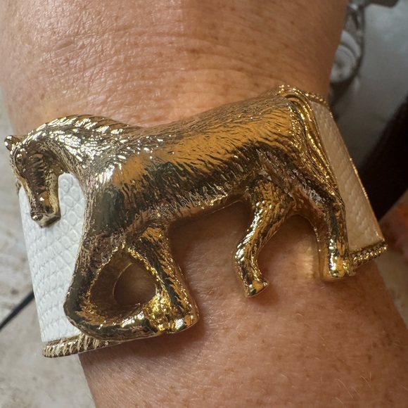 Gold Horse with faux pebbled leather accent - Stunning!!!! - Picture 2 of 6